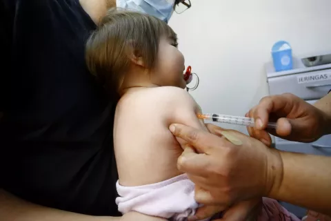 niña vacuna