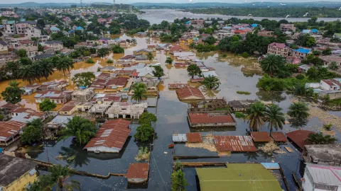 Vue aérienne d'une quartier inondé. 