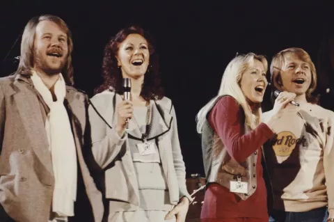 El grupo pop sueco ABBA actuando en el Concierto de Música para UNICEF, celebrado en la Asamblea General de las Naciones Unidas en la ciudad de Nueva York, el 9 de enero de 1979. De izquierda a derecha: Benny Andersson, Anni-Frid Lyngstad (Frida), Agnetha Fältskog y Björn Ulvaeus.