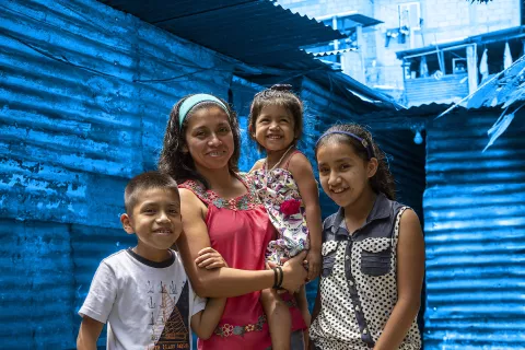 Telma Paz junto a sus hijos, quienes fueron beneficiados con el Bono Familia durante la pandemia.