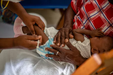 A nurse vaccinating a young child in Chardonnière.