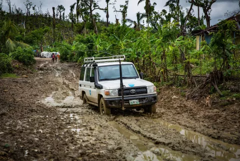 Une voiture de L'UNICEF sur une route difficile 