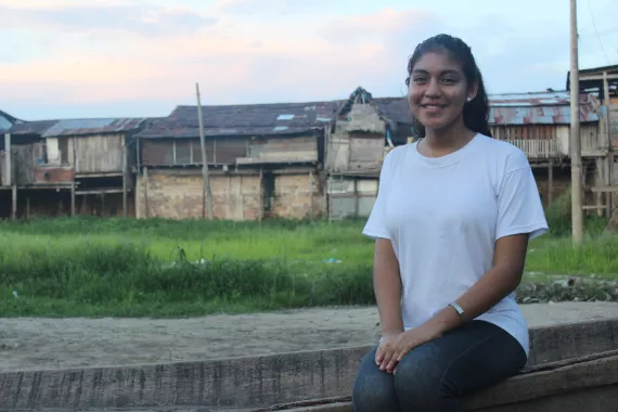 Chica sonriendo a la cámara en Iquitos