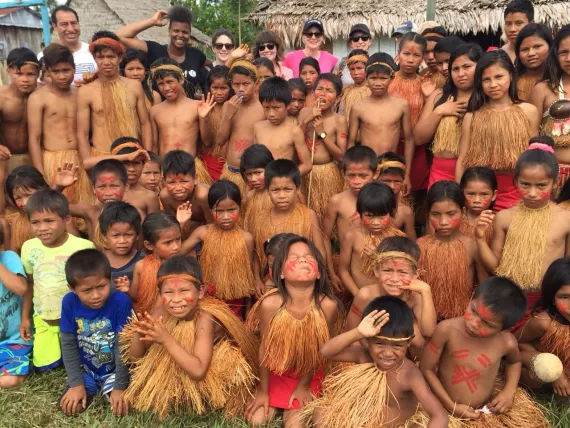 NIños con vestimenta típica en Iquitos