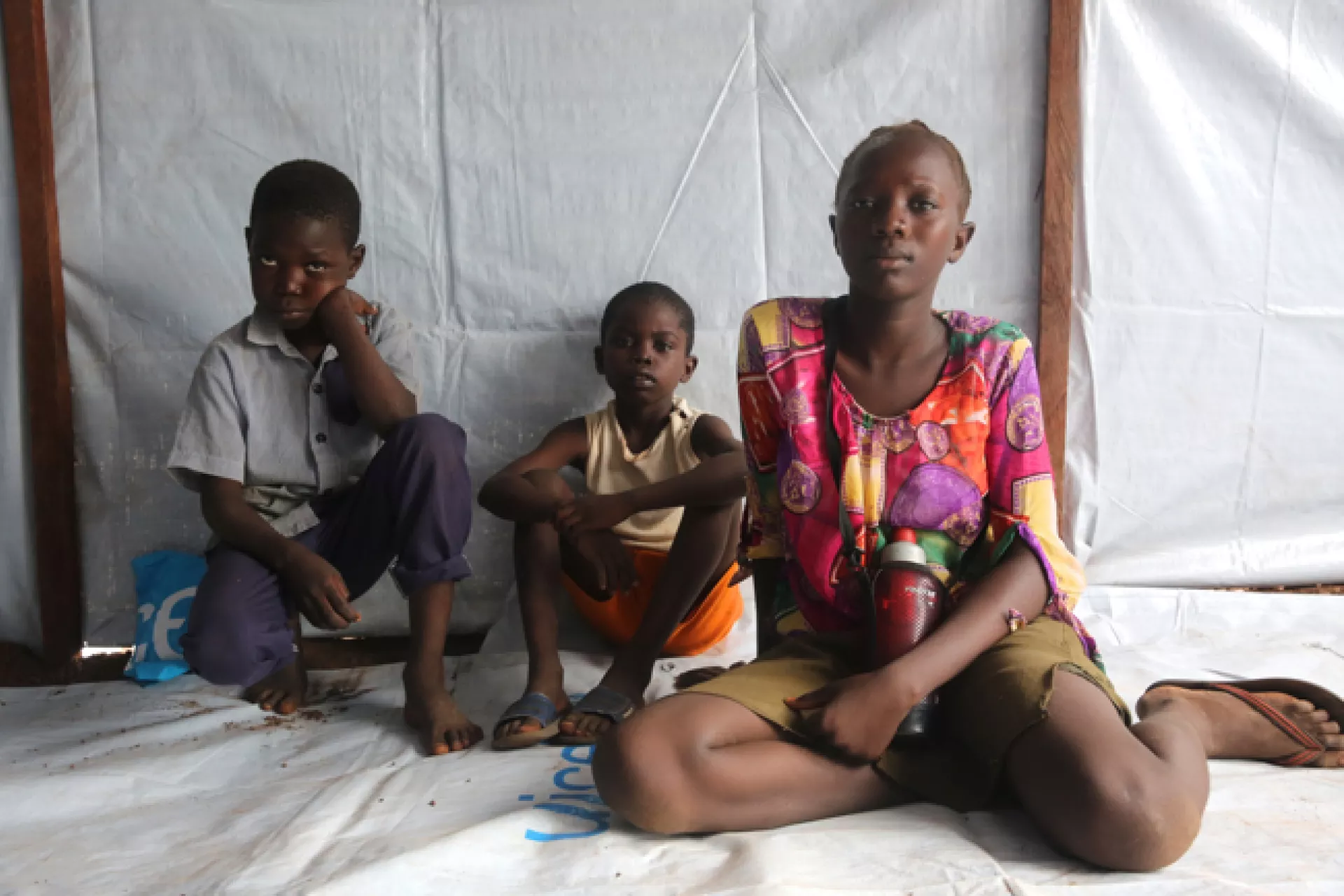 نضال، 15 سنة، وأخواها الأصغر سنا الذين يعيشون لدى أسرة بديلة في مخيم المهجرين في واو، في جنوب السودان.
