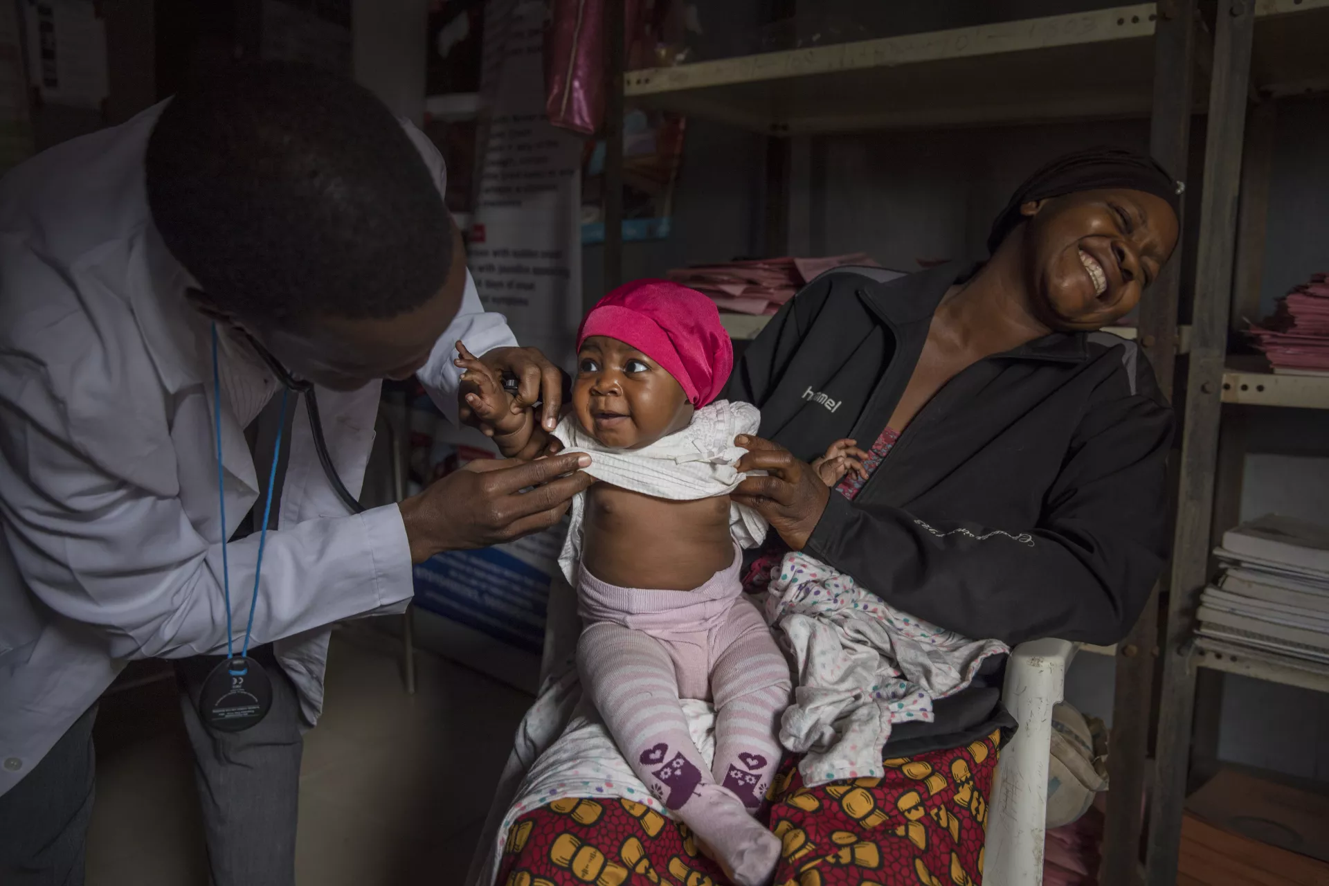 El 16 de enero de 2020, un trabajador de la salud examina a Beatrice, de un año, en una clínica de salud en Yola, estado de Adamawa, noreste de Nigeria.