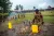刚果民主共和国北基伍省一个村庄爆发战斗，一名逃离家园的妇女在该省一所学校外取水。