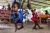 在海地Camp-Perrin附近的一家外联诊所，一名儿童在接种多种疫苗前称体重。