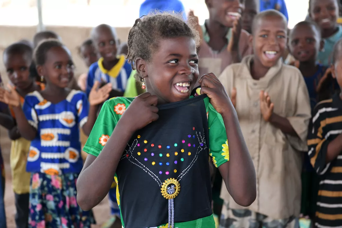 布基纳法索。布基纳法索中北部韦德巴尔，一名女童在联合国儿童基金会支持的儿童友好空间玩耍。