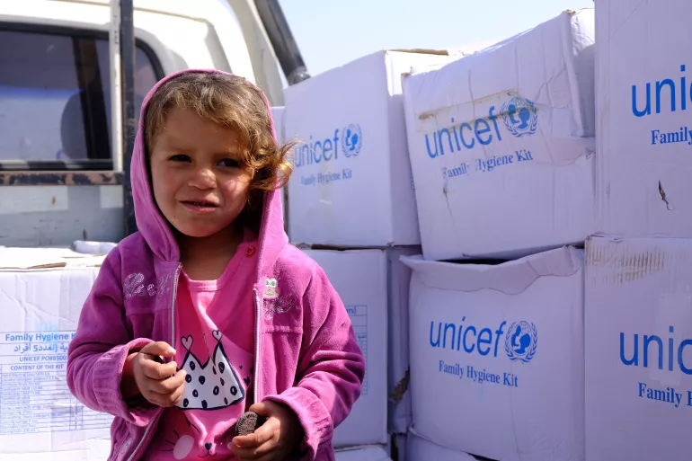 1 de marzo de 2023. En A'zaz, al noroeste de Siria, kits de higiene de UNICEF son distribuidos a familias en un campamento para personas desplazadas por los terremotos.