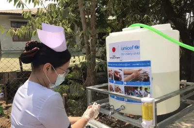 A nurse washing her hands