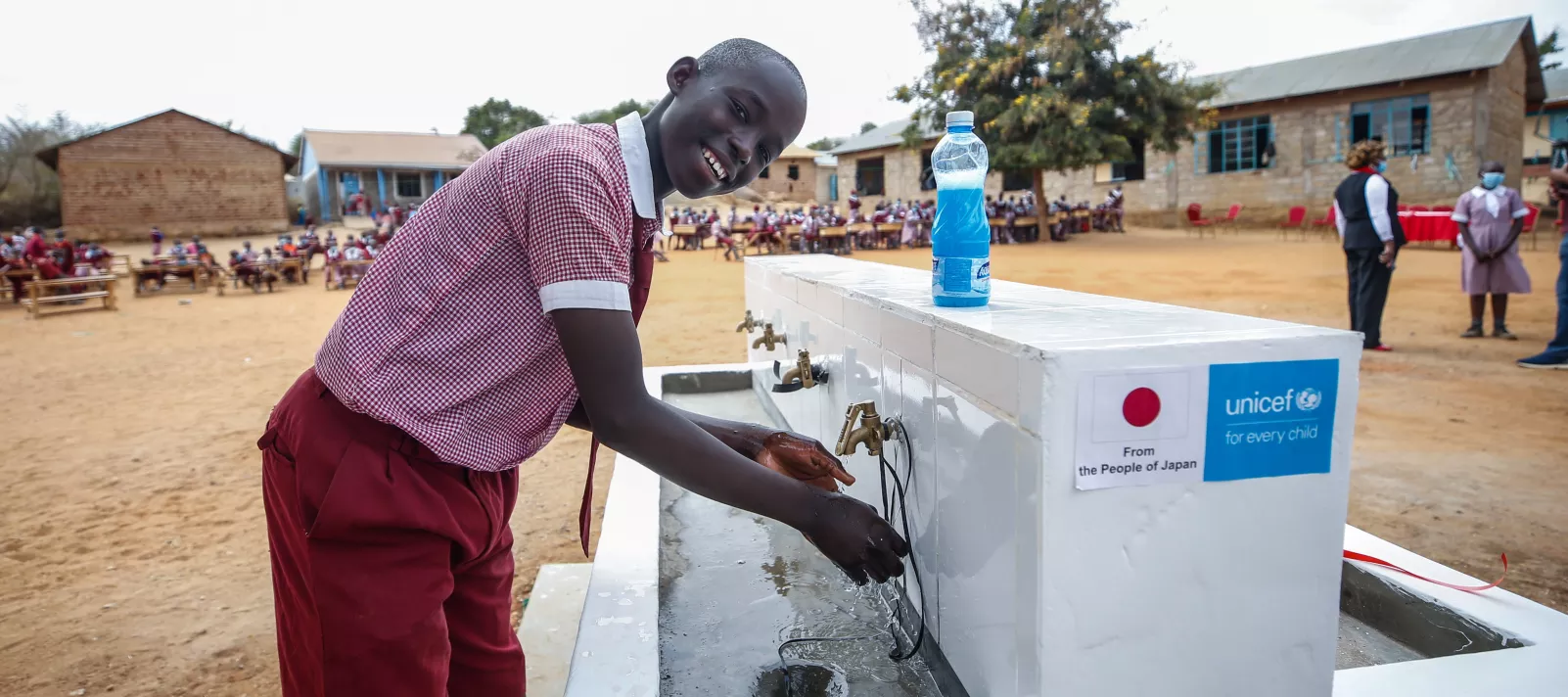 日本政府の支援でケニアの小学校に設置された手洗い場