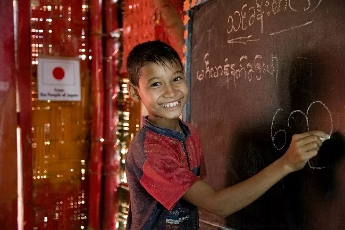 バングラデシュのロヒンギャ難民キャンプの学習センターに通う男の子。