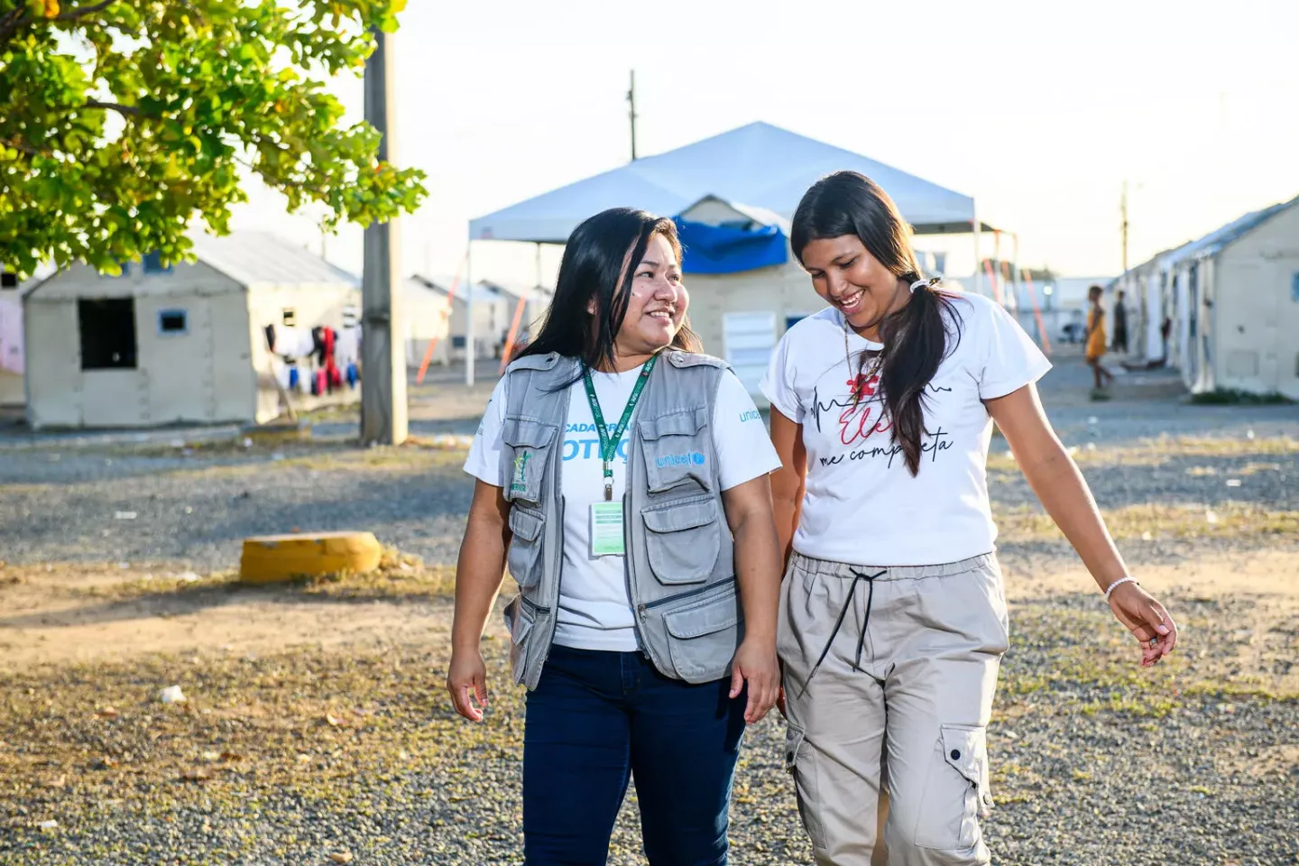 A volunteer protector works with an 18-year-old young woman who is on the move