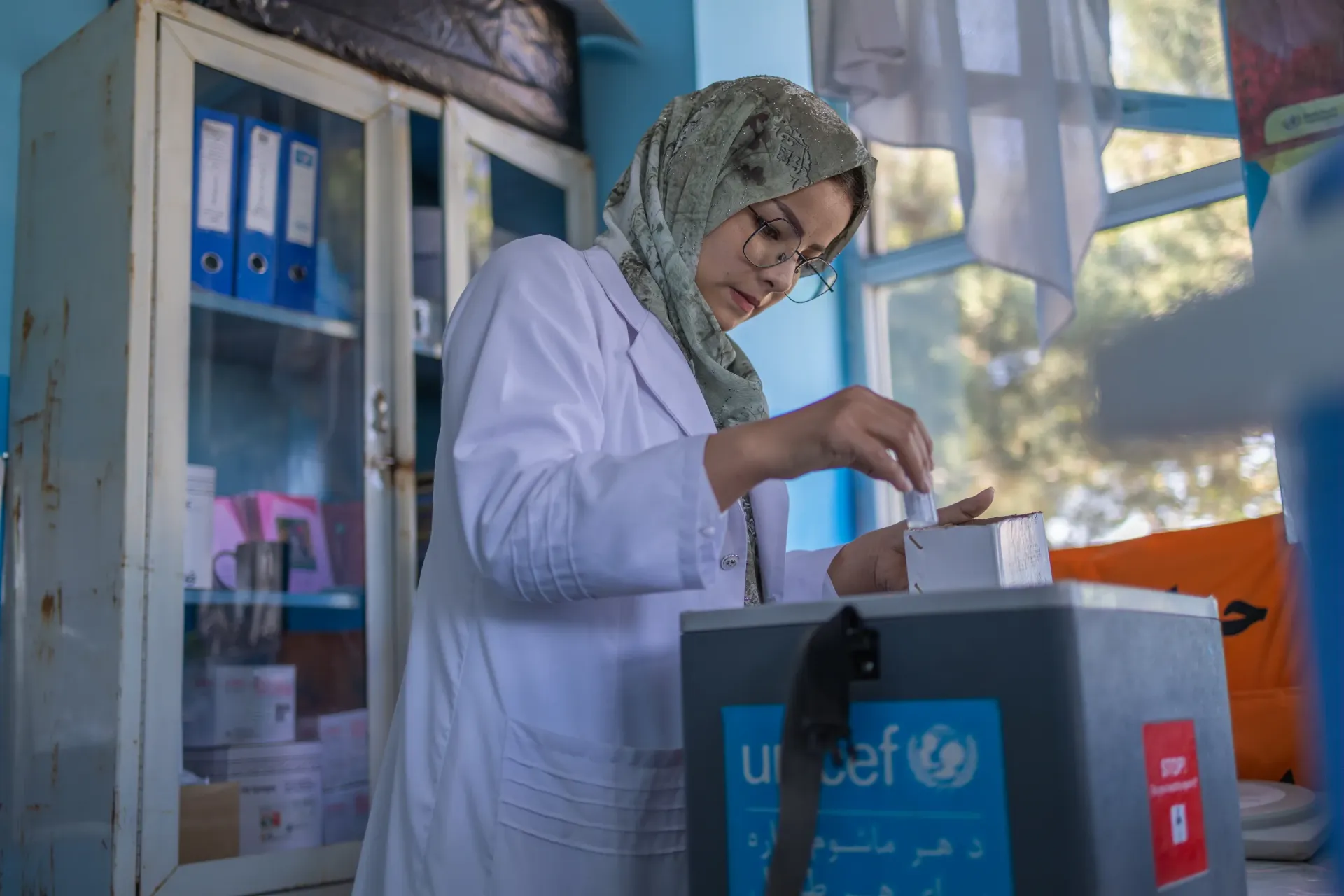  Zahra (26) and her husband Ali (27) prepare to travel to nearby villages. Before leaving, they discuss which areas to visit and how to gather families. In these villages, many people do not always know the vaccination schedule, so Zahra goes door to door to invite them.