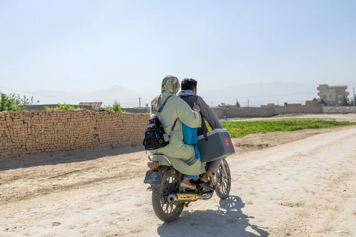 Zahra (26) sets out every morning to reach the health facility that takes about 30 minutes on bike with her husband, Ali (27). 