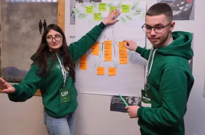 Nje vajze dhe djal adoleshent qe shkruajne ne nje tabele te bardhe