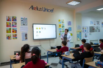 young children in an English class using the Akelius digital platform