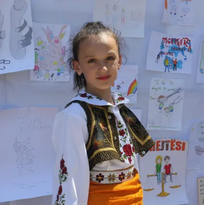 Nje vjaze e vogel me veshje tradicionale