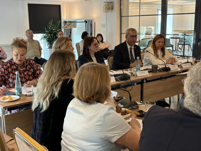 Discussions in a meeting between UNICEF Representative and deputy ministers  