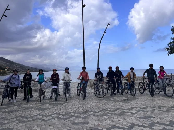 Youth in bike posing in front of a lake