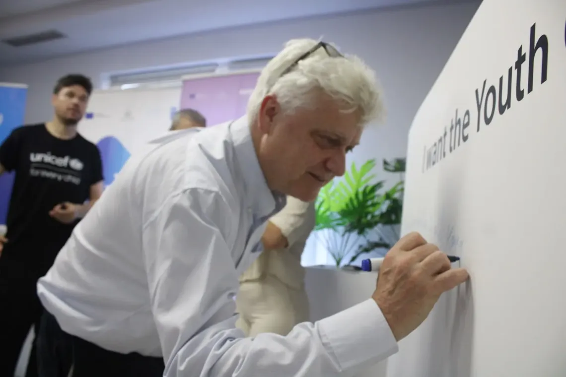 Regional Director of UNICEF leaving a message with a pen on a white board