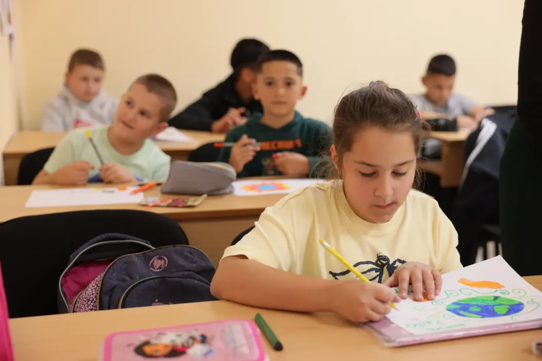 kids in classroom 