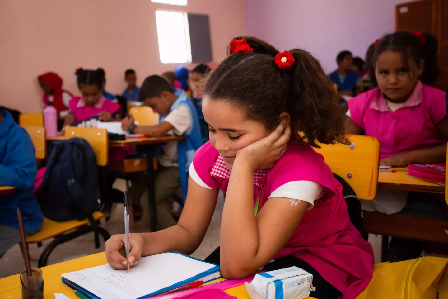 Une &eacute;coli&egrave;re dans les camps de r&eacute;fugi&eacute;s sahraouis dessine en classe