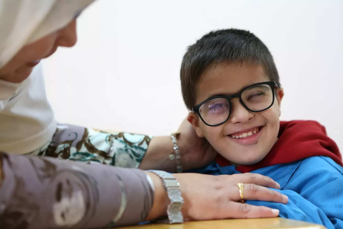 Un jeune gar&ccedil;on sourie &agrave; son enseignante