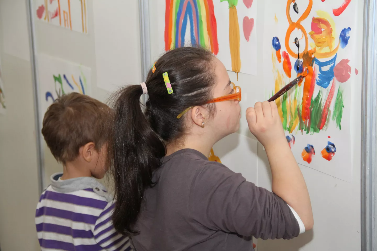 Jeune fille faisant de la peinture lors de la c&eacute;l&eacute;bration du 25&egrave;me anniversaire de la Convention des Droits de l'Enfant