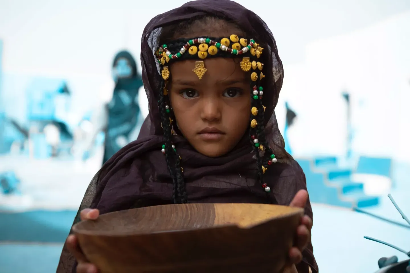 Une petite fille en tenue traditionnelle 