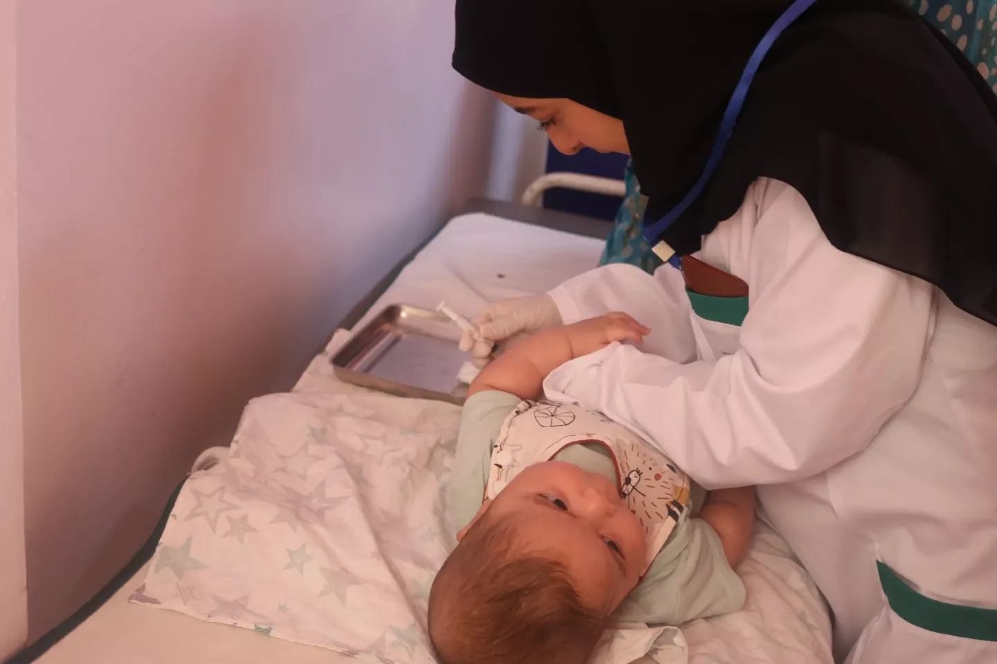 Un m&eacute;decin qui vaccine un b&eacute;b&eacute; 