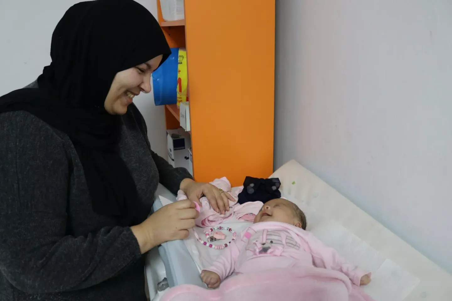 Une maman avec son b&eacute;b&eacute; au centre de neurod&eacute;veloppement de Baba Hassen