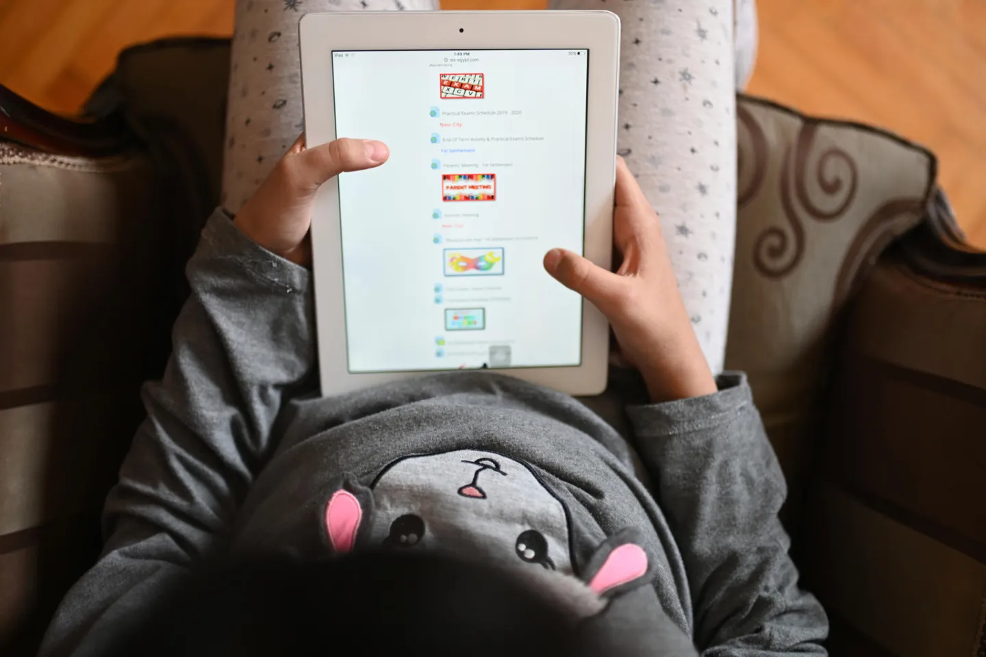 1 girl holding a tablet