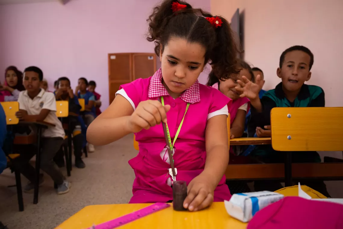 Une &eacute;coli&egrave;re dans les camps de r&eacute;fugi&eacute;s sahraouis dessine en classe
