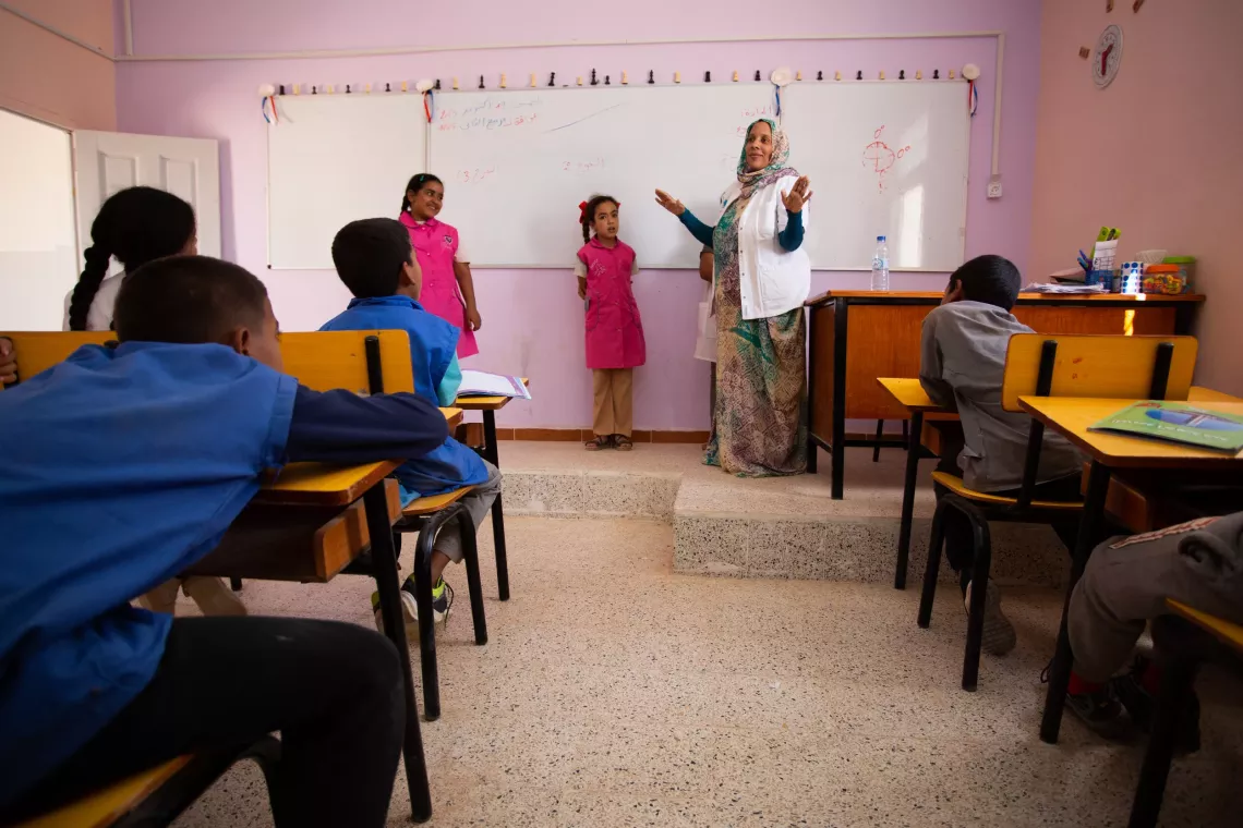 Une enseignante donnat un cours &agrave; ses &eacute;l&egrave;ves