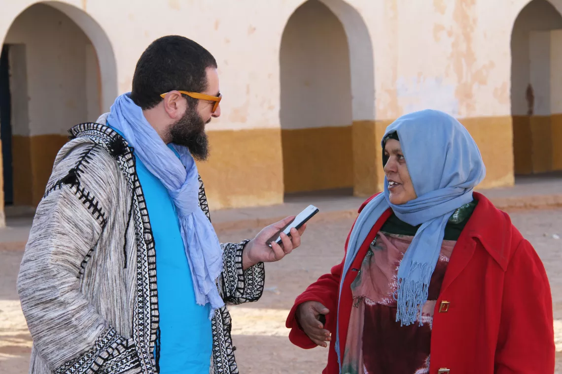 Directrice du Coll&egrave;ge Zin, interview&eacute;e par le journaliste Riad Aberkane