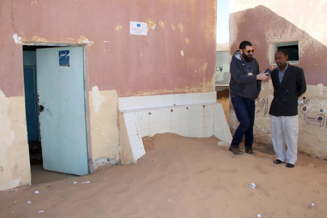 Directeur du Coll&egrave;ge Zin, interview&eacute; par le journaliste Riad Aberkane