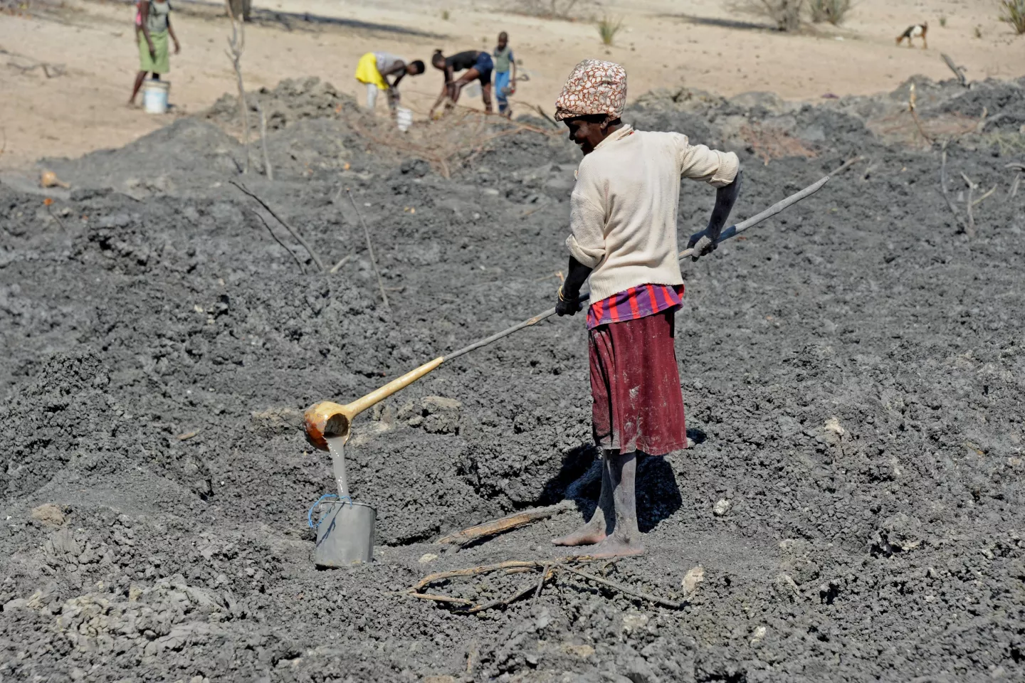 Mulher retira &aacute;gua ap&oacute;s cavar em antigo reservat&oacute;rio de &aacute;gua, hoje seco, na localidade de Oliafiluwa, comuna de Naulila, munic&iacute;pio de Ombadja. A prov&iacute;ncia do Cunene e o Sul de Angola vivem uma seca extrema.