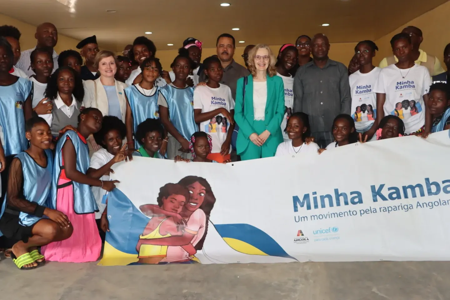 Num encontro com raparigas do Bairro Gika, a Embaixadora dos Pa&iacute;ses Baixos refor&ccedil;ou a import&acirc;ncia da educa&ccedil;&atilde;o e dos direitos das adolescentes.
