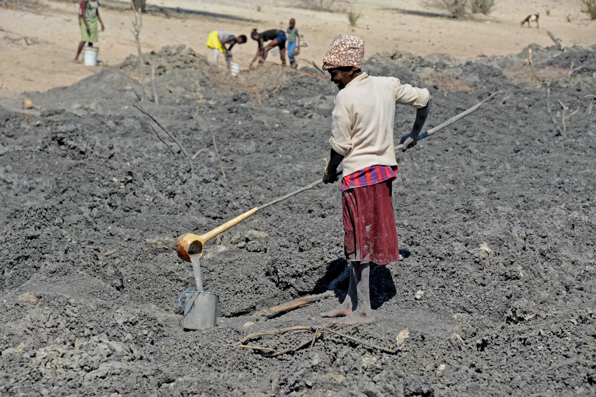 Mulher retira &aacute;gua ap&oacute;s cavar em antigo reservat&oacute;rio de &aacute;gua, hoje seco, na localidade de Oliafiluwa, comuna de Naulila, munic&iacute;pio de Ombadja. A prov&iacute;ncia do Cunene e o Sul de Angola vivem uma seca extrema.
