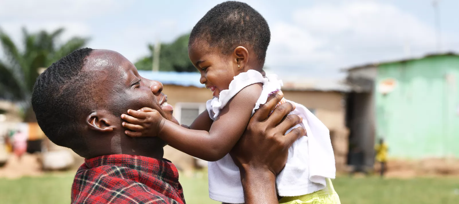 O pai Obed abra&ccedil;a a sua beb&eacute; de 1 ano de idade, Emanuela, em Accra, Gana