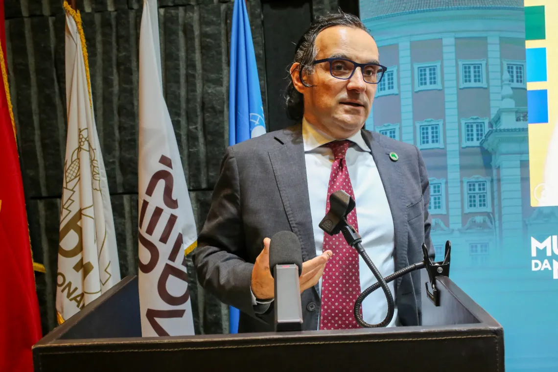 A inf&acirc;ncia no centro das decis&otilde;es or&ccedil;amentais.