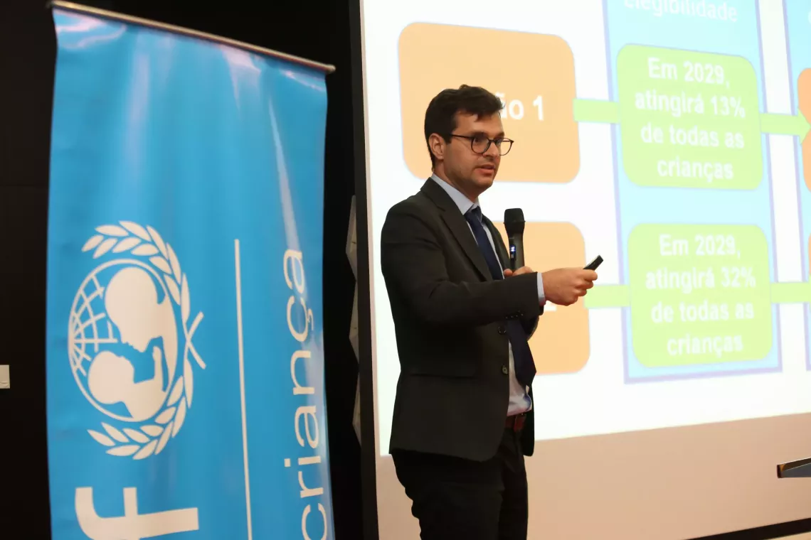 O workshop de Valida&ccedil;&atilde;o do Estudo de Cen&aacute;rios de Investimentos em Protec&ccedil;&atilde;o Social, realizado pelo UNICEF Angola no dia 29 de abril, representa um marco importante na jornada de apoio ao Governo de Angola na constru&ccedil;&atilde;o de um sistema de protec&ccedil;&atilde;o social com impacto directo no bem-estar das crian&ccedil;as menores de cinco anos e crian&ccedil;as com defici&ecirc;ncia, diz a Dra. Cristina Brugiolo, Representante Adjunta do UNICEF, durante o evento. &ldquo;Trata-se tamb&eacute;m de um passo importante no desenvolvimento do piso de protec&ccedil;&atilde;o.