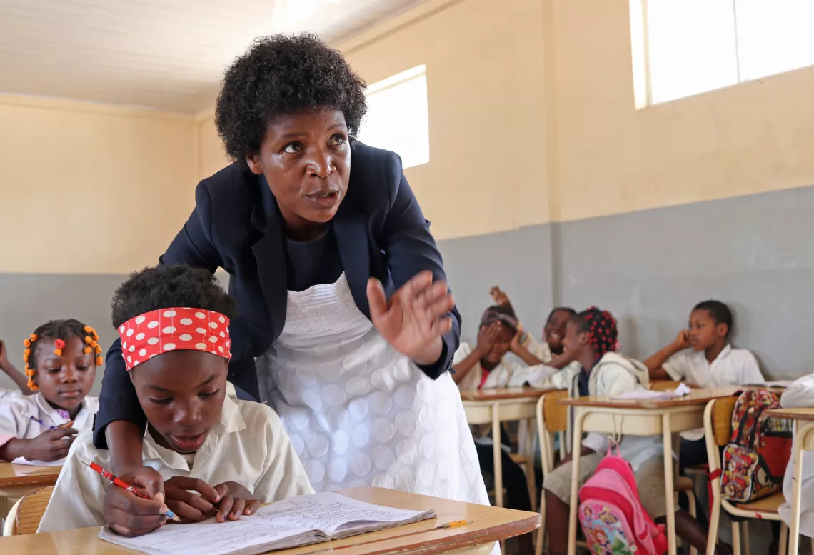 Domingas Gabriel e a professora Anabela Camisa durante as aulas na Escola 141, que faz parte das Escolas Amigas da Crian&ccedil;as em Luena, Prov&iacute;ncia do Moxico.