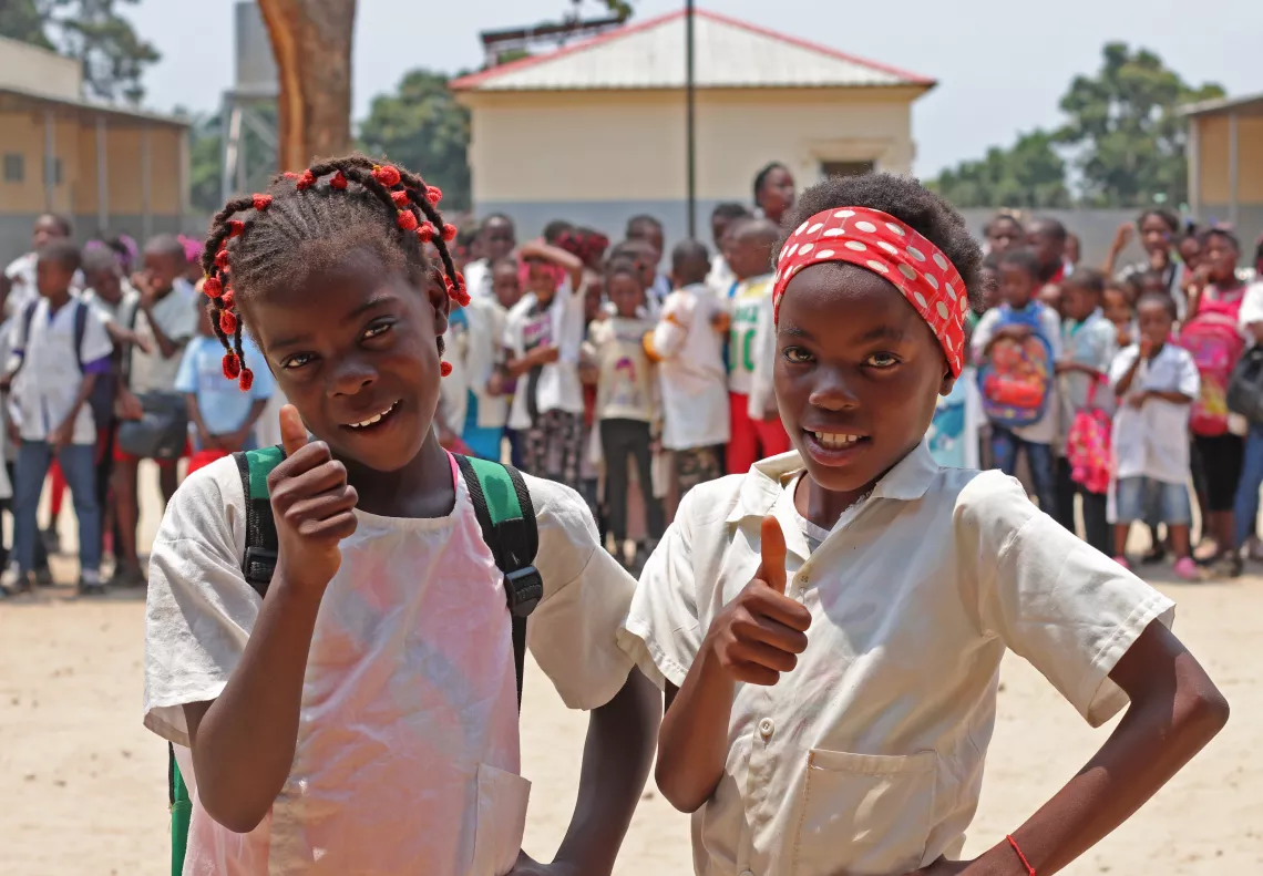 Felicidade Bernarda e Domingas Gabriel junto com os alunos da Escola 141, que faz parte das Escolas Amigas da Crian&ccedil;as em Luena, Prov&iacute;ncia do Moxico.