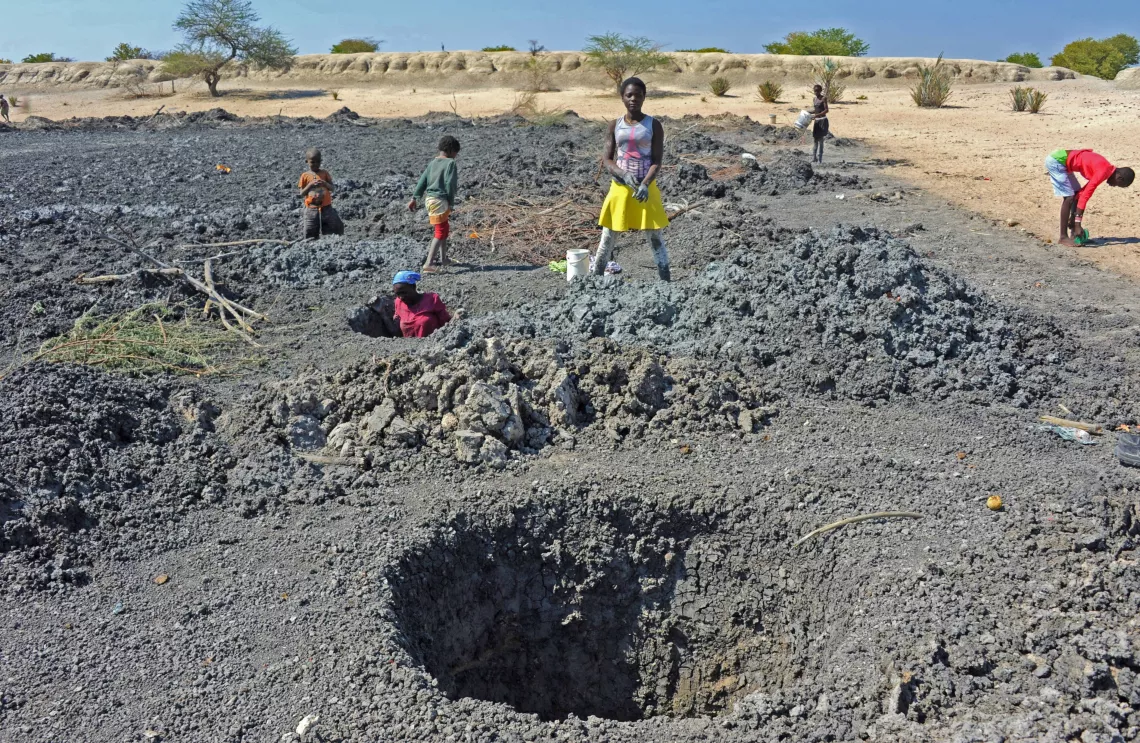 Fam&iacute;lias cavam po&ccedil;os em busca de &aacute;gua num antigo reservat&oacute;rio (chimpaca), hoje seco, na localidade de Oliafiluwa, comuna de Naulila, munic&iacute;pio de Ombadja. A prov&iacute;ncia do Cunene e o Sul de Angola vivem uma seca extrema.