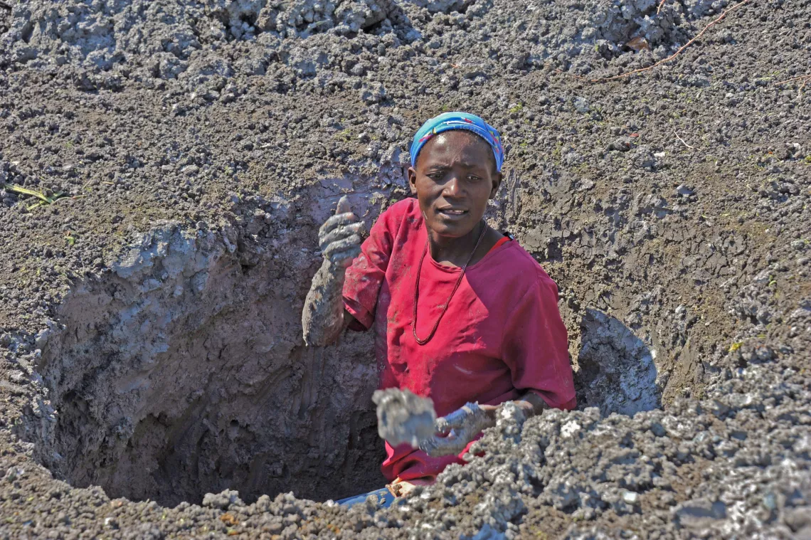 Ana Leonilde, 24 anos, cava em antigo reservat&oacute;rio de &aacute;gua, hoje seco, na localidade de Oliafiluwa, comuna de Naulila, munic&iacute;pio de Ombadja. A prov&iacute;ncia do Cunene e o Sul de Angola vivem uma seca extrema.