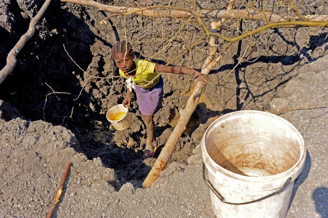 Ndahambela Simon, 10 anos, retira &aacute;gua em po&ccedil;o cavado num antigo reservat&oacute;rio de &aacute;gua, hoje seco, na localidade de Oluveia, comuna de Naulila, munic&iacute;pio de Ombadja. A prov&iacute;ncia do Cunene e o Sul de Angola vive uma seca extrema.