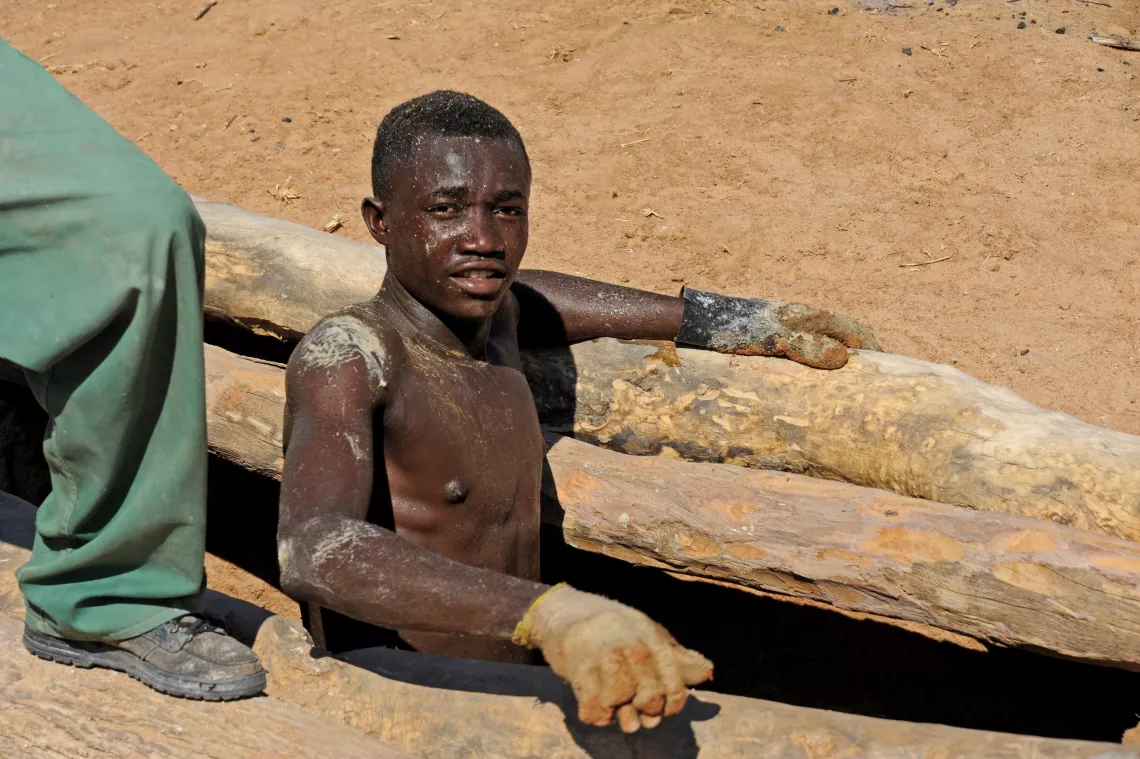 Tchirinho Vataleni, 18 anos, passa 4h todos os dias a cavar e retirar &aacute;gua de uma cacimba pr&oacute;ximo &agrave; sede da comuna de Ombala-Yo-Mungo, no munic&iacute;pio de Ombadja. A prov&iacute;ncia do Cunene e o Sul de Angola vivem uma seca extrema.
